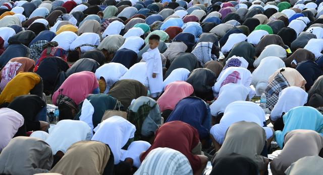 Muslim devotees take part in a morning prayer celebrating Eid al-Fitr, which marks the end of the holy month of Ramadan, in front of the Quirino grandstand in Manila on March 21, 2026. (Photo by Ted ALJIBE / AFP)