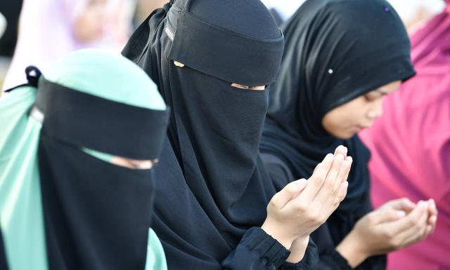 Muslim devotees take part in a morning prayer celebrating Eid al-Fitr, which marks the end of the holy month of Ramadan, in front of the Quirino grandstand in Manila on March 21, 2026. (Photo by Ted ALJIBE / AFP)
