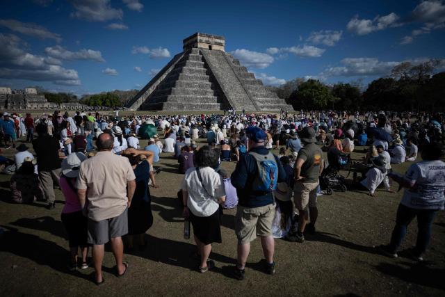 People gather to watch as the shape of a serpent is cast in shadows on the El Castillo pyramid in Chichen Itza on the day of the equinox, Yucatan State, Mexico, on March 20, 2026. The Chichen Itza equinox is a twice-yearly event (spring and fall) where sunlight and shadow create the illusion of a serpent, the deity Kukulcan on the world famous landmark, Chichen Itza’s main pyramid. (Photo by Carl de Souza / AFP)