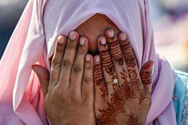 A Muslim devotee offers Eid al-Fitr prayers, which marks the end of the Islamic holy fasting month of Ramadan, at Galle Face in Colombo on March 21, 2026. (Photo by Ishara S. KODIKARA / AFP)