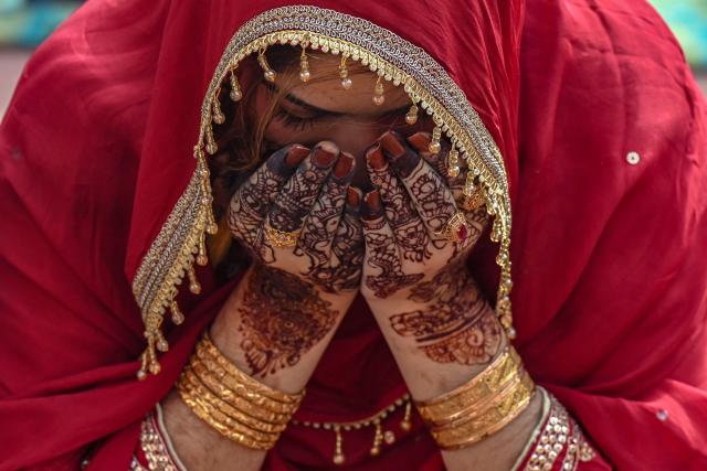 A Muslim woman offers Eid al-Fitr prayers, which marks the end of the Islamic holy fasting month of Ramadan, at the Badshahi Mosque in Lahore on March 21, 2026. (Photo by Arif ALI / AFP)