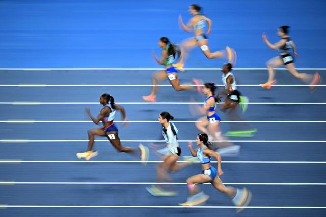 Britain's Dina Asher-Smith (L) sprints in the women's 60 metres heat 5 during the World Athletics Indoor Championships Kujawy Pomorze 2026 in Torun, Poland on March 21, 2026. (Photo by Kirill KUDRYAVTSEV / AFP)