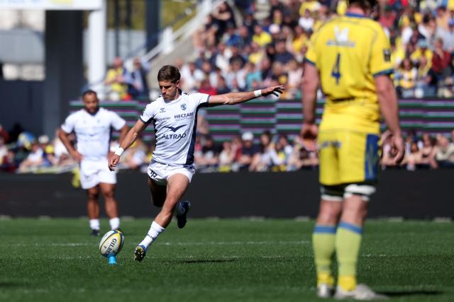 Montpellier’s Argentine fly-half Domingo Miotti (C) hits a penalty kick during the French Top14 rugby union match between ASM Clermont Auvergne and Montpellier Herault Rugby at the Stade Marcel-Michelin in Clermont-Ferrand, central France on March 21, 2026. (Photo by Alex MARTIN / AFP)