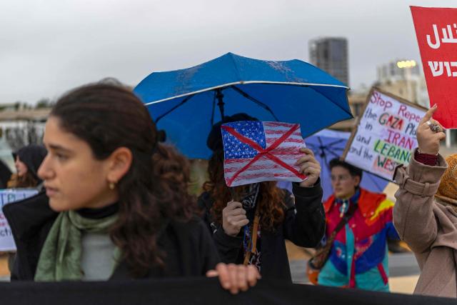 Israeli left-wing activists take part in a protest in Tel Aviv on March 21, 2026, against the ongoing war with Iran. The United States and Israel launched strikes against Iran on February 28, sparking swift retaliation by the Islamic republic which responded with missile attacks across the region. (Photo by Ilia YEFIMOVICH / AFP) / 