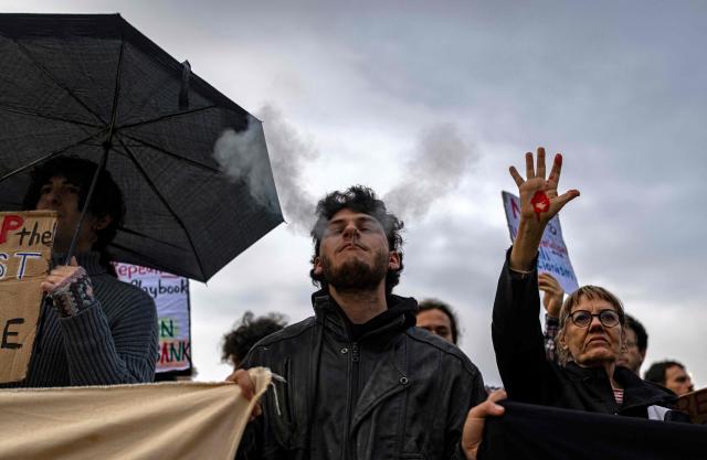 TOPSHOT - Israeli left-wing activists take part in a protest in Tel Aviv on March 21, 2026, against the ongoing war with Iran. The United States and Israel launched strikes against Iran on February 28, sparking swift retaliation by the Islamic republic which responded with missile attacks across the region. (Photo by Ilia YEFIMOVICH / AFP) / 