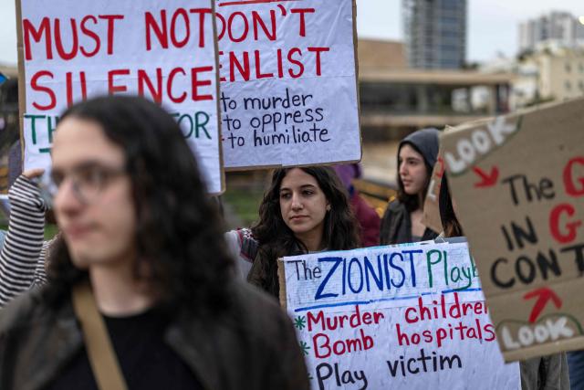 Israeli left-wing activists take part in a protest in Tel Aviv on March 21, 2026, against the ongoing war with Iran. The United States and Israel launched strikes against Iran on February 28, sparking swift retaliation by the Islamic republic which responded with missile attacks across the region. (Photo by Ilia YEFIMOVICH / AFP) / 