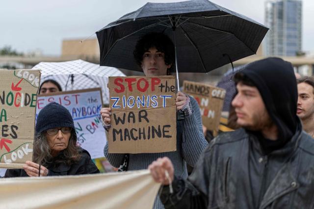 Israeli left-wing activists take part in a protest in Tel Aviv on March 21, 2026, against the ongoing war with Iran. The United States and Israel launched strikes against Iran on February 28, sparking swift retaliation by the Islamic republic which responded with missile attacks across the region. (Photo by Ilia YEFIMOVICH / AFP) / 