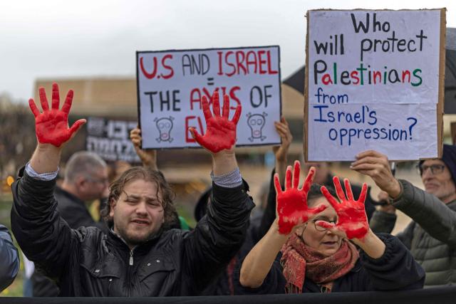 Israeli left-wing activists take part in a protest in Tel Aviv on March 21, 2026, against the ongoing war with Iran. The United States and Israel launched strikes against Iran on February 28, sparking swift retaliation by the Islamic republic which responded with missile attacks across the region. (Photo by Ilia YEFIMOVICH / AFP) / 