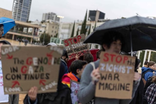 Israeli left-wing activists take part in a protest in Tel Aviv on March 21, 2026, against the ongoing war with Iran. The United States and Israel launched strikes against Iran on February 28, sparking swift retaliation by the Islamic republic which responded with missile attacks across the region. (Photo by Ilia YEFIMOVICH / AFP) / 