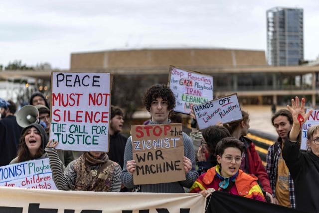Israeli left-wing activists take part in a protest in Tel Aviv on March 21, 2026, against the ongoing war with Iran. The United States and Israel launched strikes against Iran on February 28, sparking swift retaliation by the Islamic republic which responded with missile attacks across the region. (Photo by Ilia YEFIMOVICH / AFP) / 