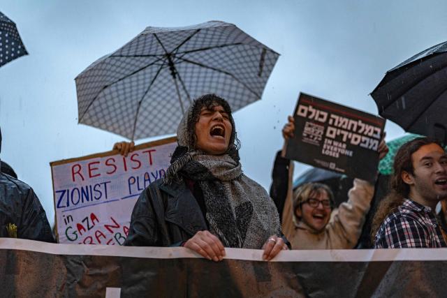 Israeli left-wing activists take part in a protest in Tel Aviv on March 21, 2026, against the ongoing war with Iran. The United States and Israel launched strikes against Iran on February 28, sparking swift retaliation by the Islamic republic which responded with missile attacks across the region. (Photo by Ilia YEFIMOVICH / AFP) / 