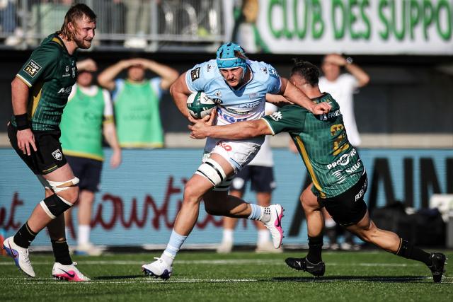Bayonne's French flanker Esteban Capilla (C) is tackled during the French Top14 rugby union match between US Montauban and Aviron Bayonnais at Stade Sapiac in Montauban, south-western France, on March 21, 2026. (Photo by Valentine CHAPUIS / AFP)