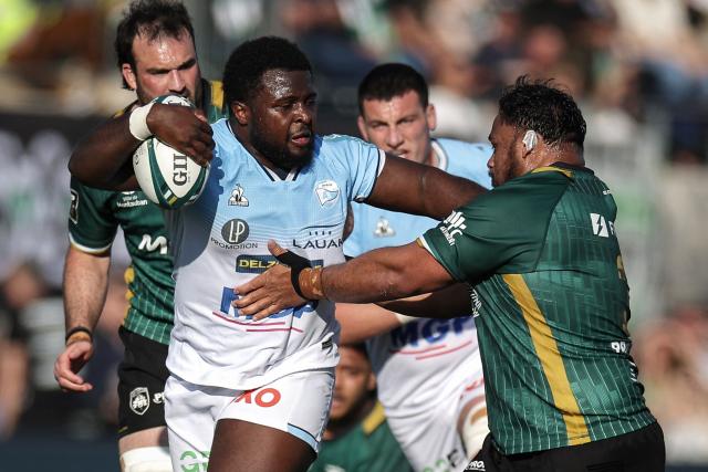 Bayonne's French prop Andy Bordelai (C) is tackled by Montauban's New-Zealander prop Sione Mafileo (R) during the French Top14 rugby union match between US Montauban and Aviron Bayonnais at Stade Sapiac in Montauban, south-western France, on March 21, 2026. (Photo by Valentine CHAPUIS / AFP)