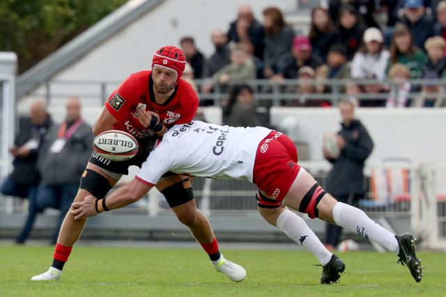 Toulon's English flanker Zach Mercer (L) is takled during the French Top 14 rugby union match between Rugby Club Toulonnais (Toulon) and Stade Francais (Paris) at the Stade Mayol in Toulon, south-eastern France, on March 21, 2026. (Photo by Pascal POCHARD-CASABIANCA / AFP)