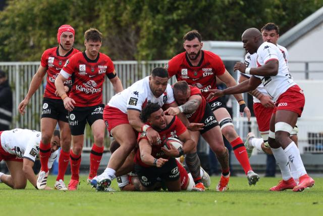 Toulon's English flanker Lewis Ludlam is takled during the French Top 14 rugby union match between Rugby Club Toulonnais (Toulon) and Stade Francais (Paris) at the Stade Mayol in Toulon, south-eastern France, on March 21, 2026. (Photo by Pascal POCHARD-CASABIANCA / AFP)