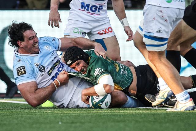 Montauban's French centre Maxime Mathy (C) scores a try during the French Top14 rugby union match between US Montauban and Aviron Bayonnais at Stade Sapiac in Montauban, south-western France, on March 21, 2026. (Photo by Valentine CHAPUIS / AFP)