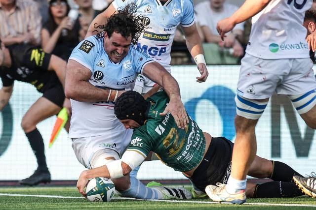Montauban's French centre Maxime Mathy (C) dives to score a try during the French Top14 rugby union match between US Montauban and Aviron Bayonnais at Stade Sapiac in Montauban, south-western France, on March 21, 2026. (Photo by Valentine CHAPUIS / AFP)