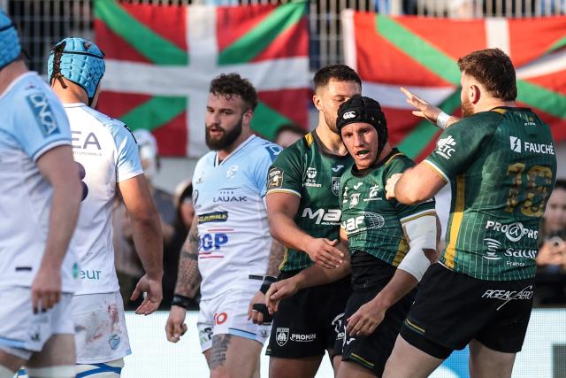 Montauban's French centre Maxime Mathy (2ndR) celebrates with teammates after scoring a try during the French Top14 rugby union match between US Montauban and Aviron Bayonnais at Stade Sapiac in Montauban, south-western France, on March 21, 2026. (Photo by Valentine CHAPUIS / AFP)