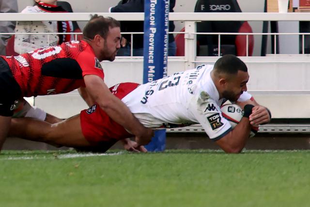 Stade Français' English center Joe Marchant (R) scores a try during the French Top 14 rugby union match between Rugby Club Toulonnais (Toulon) and Stade Francais (Paris) at the Stade Mayol in Toulon, south-eastern France, on March 21, 2026. (Photo by Pascal POCHARD-CASABIANCA / AFP)