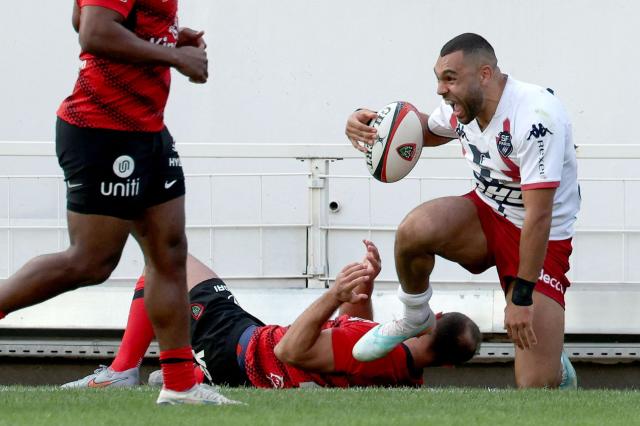 Stade Français' English center Joe Marchant (R) celebrates after scoring a try during the French Top 14 rugby union match between Rugby Club Toulonnais (Toulon) and Stade Francais (Paris) at the Stade Mayol in Toulon, south-eastern France, on March 21, 2026. (Photo by Pascal POCHARD-CASABIANCA / AFP)