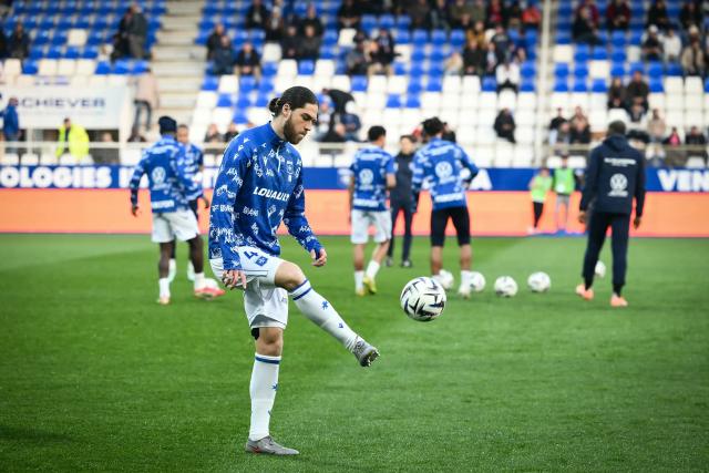 Auxerre’s Chilian defender #04 Francisco Sierralta (C) warms up prior to the French ligue 1 football match between Auxerre  (AJ Auxerre) and Brest (Stade Brestois) at Abbe Deschamps stadium in Auxerre, central eastern France on March 21, 2026. (Photo by ARNAUD FINISTRE / AFP)