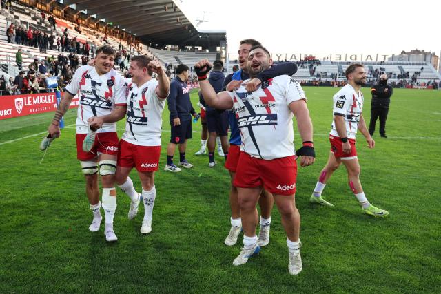 Stade Français' players celebrate with supporters after winning the French Top 14 rugby union match between Rugby Club Toulonnais (Toulon) and Stade Francais (Paris) at the Stade Mayol in Toulon, south-eastern France, on March 21, 2026. (Photo by Pascal POCHARD-CASABIANCA / AFP)