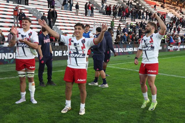 Stade Français' players celebrate with supporters after winning the French Top 14 rugby union match between Rugby Club Toulonnais (Toulon) and Stade Francais (Paris) at the Stade Mayol in Toulon, south-eastern France, on March 21, 2026. (Photo by Pascal POCHARD-CASABIANCA / AFP)