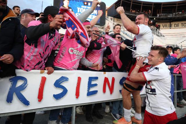 Stade Français' French full-back Leo Barre (R) and Stade Français' French flanker Romain Briatte (L) celebrate with supporters after winning the French Top 14 rugby union match between Rugby Club Toulonnais (Toulon) and Stade Francais (Paris) at the Stade Mayol in Toulon, south-eastern France, on March 21, 2026. (Photo by Pascal POCHARD-CASABIANCA / AFP)