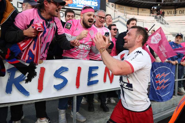 Stade Français' French flanker Romain Briatte celebrates with supporters after winning the French Top 14 rugby union match between Rugby Club Toulonnais (Toulon) and Stade Francais (Paris) at the Stade Mayol in Toulon, south-eastern France, on March 21, 2026. (Photo by Pascal POCHARD-CASABIANCA / AFP)