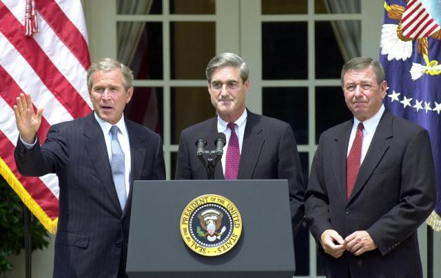 (FILES) US President George Bush (L) waves after announcing Robert Mueller (C) as his choice to be the new director of the FBI at a Rose Garden ceremony at the White House in Washington, DC, on July 5, 2001. Mueller, the former FBI director who led a politically explosive investigation into President Donald Trump, has died aged 81, US media reported on March 21, 2026. (Photo by EMILIE SOMMER / AFP)