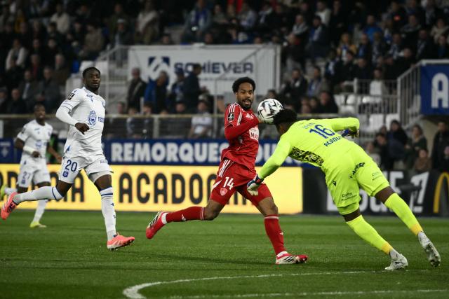 Auxerre’s French Guianese goalkeeper #16 Donovan Leon (R) fights for the ball with Brest’s French forward #14 Rйmy Labeau Lascary (C) during the French ligue 1 football match between Auxerre (AJ Auxerre) and Brest (Stade Brestois) at Abbe Deschamps stadium in Auxerre, central eastern France on March 21, 2026. (Photo by ARNAUD FINISTRE / AFP)
