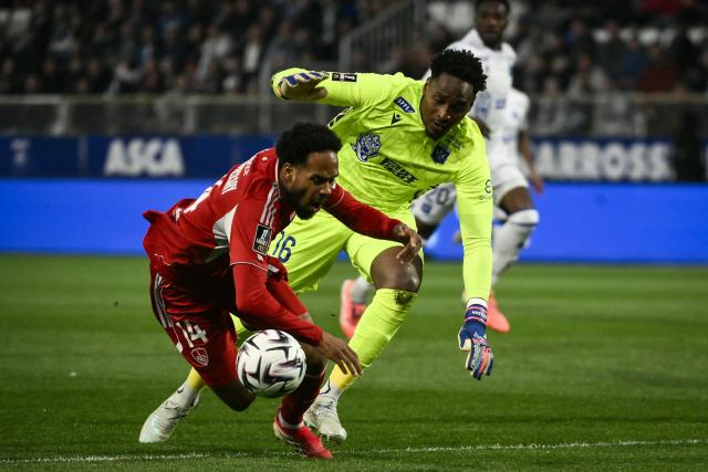 Auxerre’s French Guianese goalkeeper #16 Donovan Leon (R) fights for the ball with Brest’s French forward #14 Rйmy Labeau Lascary during the French ligue 1 football match between Auxerre (AJ Auxerre) and Brest (Stade Brestois) at Abbe Deschamps stadium in Auxerre, central eastern France on March 21, 2026. (Photo by ARNAUD FINISTRE / AFP)