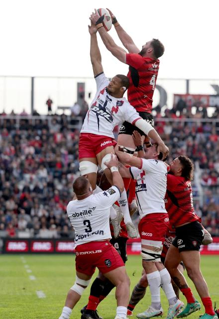Toulon's French flanker Charles Ollivon (Top R) grabs the ball during the French Top 14 rugby union match between Rugby Club Toulonnais (Toulon) and Stade Francais (Paris)  at Stade Mayol in Toulon, south-eastern France on March 21, 2026. (Photo by Pascal POCHARD-CASABIANCA / AFP)
