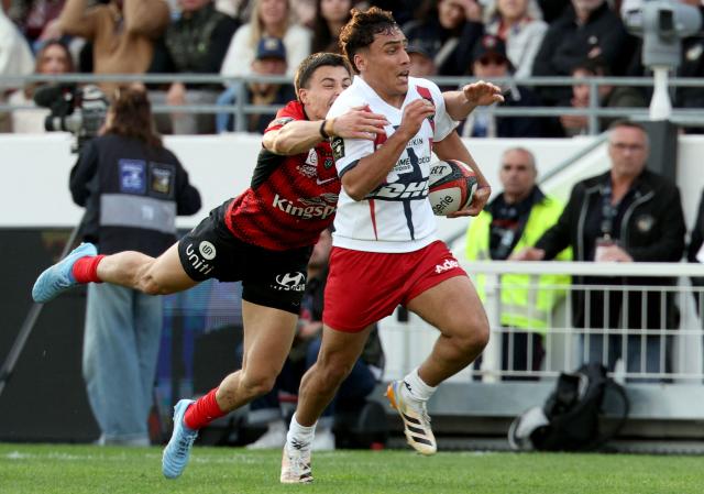 Stade Français' French scrum-half Thibaut Motassi (R) runs with the ball to avoid a tackle during the French Top 14 rugby union match between Rugby Club Toulonnais (Toulon) and Stade Francais (Paris) at the Stade Mayol in Toulon, south-eastern France, on March 21, 2026. (Photo by Pascal POCHARD-CASABIANCA / AFP)