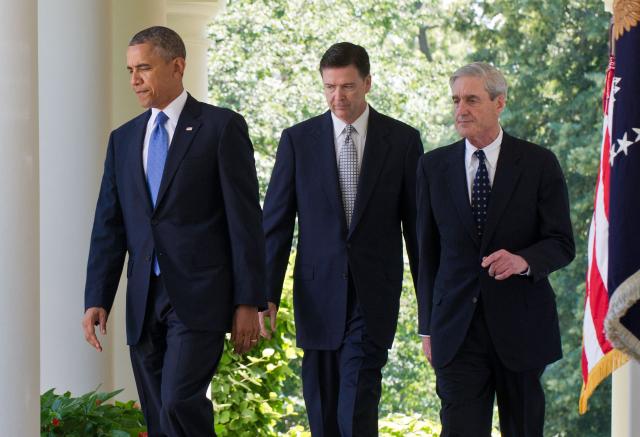 (FILES) US President Barack Obama (L) walks out of the Oval Office with outgoing Federal Bureau of Investigations (FBI) director Robert Mueller (R) and Obama's nominee to replace Mueller James Comey at the White House in Washington, DC on June 21, 2013. Mueller, the former FBI director who led a politically explosive investigation into President Donald Trump, has died aged 81, US media reported on March 21, 2026. (Photo by Nicholas KAMM / AFP)