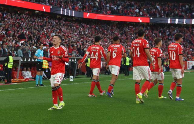 SL Benfica's Argentine forward #25 Gianluca Prestianni (L) celebrates scoring his team's first goal during the Portuguese League football match between SL Benfica and Vitoria Guimaraes at Estadio da Luz in Lisbon on March 21, 2026. (Photo by Henrique Casinhas / AFP)