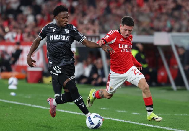 Vitoria Guimaraes's Portuguese forward # 19 Oumar Camara fights for the ball with SL Benfica's Argentine forward #25 Gianluca Prestianni during the Portuguese League football match between SL Benfica and Vitoria Guimaraes at Estadio da Luz in Lisbon on March 21, 2026. (Photo by Henrique Casinhas / AFP)