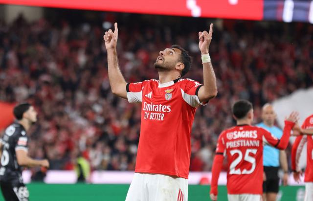 SL Benfica's Greek forward #14 Vangelis Pavlidis celebrates scoring his team's second goal during the Portuguese League football match between SL Benfica and Vitoria Guimaraes at Estadio da Luz in Lisbon on March 21, 2026. (Photo by Henrique Casinhas / AFP)