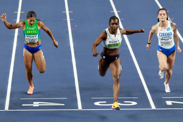 Brazil's Ana Azevedo (L), Italy's Zaynab Dosso and Czech Republic's Karolína Ma?asová compete in the women's 60m semi-final heat 2 during the World Athletics Indoor Championships Kujawy Pomorze 2026 in Torun, Poland on March 21, 2026. (Photo by Wojtek RADWANSKI / AFP)