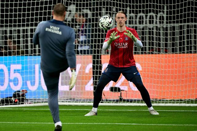 Paris Saint-Germain's Russian goalkeeper #39 Matvey Safonov (R) warms up prior to the French L1 football match between OGC Nice and Paris Saint-Germain at the Allianz Riviera stadium in Nice, southern France, on March 21, 2026. (Photo by Miguel MEDINA / AFP)