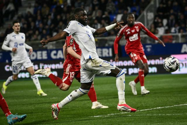 Auxerre’s Malian forward #10 Lassine Sinayoko (C) fights for the ball with Brest’s French midfielder #13 Joris Chotard during the French ligue 1 football match between Auxerre (AJ Auxerre) and Brest (Stade Brestois) at Abbe Deschamps stadium in Auxerre, central eastern France on March 21, 2026. (Photo by ARNAUD FINISTRE / AFP)