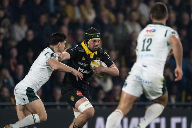 La Rochelle's French flanker Gregory Alldritt (C) runs with the ball during the French Top14 rugby union match between Stade Rochelais (La Rochelle) and Section Paloise (Pau) at The Marcel-Deflandre Stadium in La Rochelle, western France, on March 21, 2026. (Photo by XAVIER LEOTY / AFP)