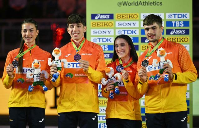 Silver medallist Spain's Blanca Hervas (L), Spain's David Garcia and Spain's Markel Fernandez and Spain's Paula Sevilla celebrate on the podium for the 4x400 relay during the World Athletics Indoor Championships Kujawy Pomorze 2026 in Torun, Poland on March 21, 2026. (Photo by Andrej ISAKOVIC / AFP)