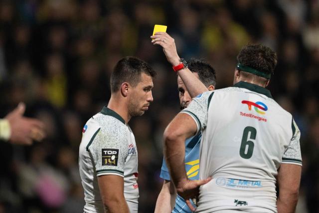 French referee Ludovic Cayre shows a yellow card during the French Top14 rugby union match between Stade Rochelais (La Rochelle) and Section Paloise (Pau) at The Marcel-Deflandre Stadium in La Rochelle, western France, on March 21, 2026. (Photo by XAVIER LEOTY / AFP)
