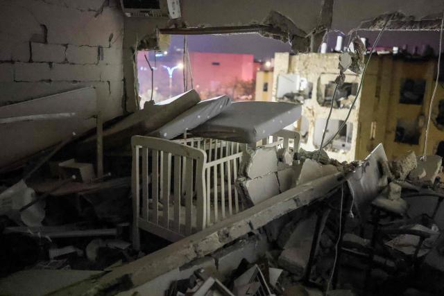 A destroyed room in a residential building is pictured at the site of an Iranian missile strike in Arad early on March 22, 2026. Iranian missile strikes on two southern Israeli towns wounded more than 100 people on March 21, medics said, after Israeli air defence systems failed to intercept the projectiles. (Photo by Ilia YEFIMOVICH / AFP) / 