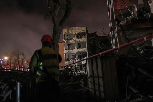 TOPSHOT - First responders inspect the site of an Iranian missile strike in Arad early on March 22, 2026. Iranian missile strikes on two southern Israeli towns wounded more than 100 people on March 21, medics said, after Israeli air defence systems failed to intercept the projectiles. (Photo by Ilia YEFIMOVICH / AFP) / 