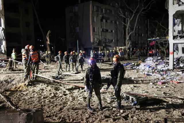 First responders inspect the site of an Iranian missile strike in Arad early on March 22, 2026. Iranian missile strikes on two southern Israeli towns wounded more than 100 people on March 21, medics said, after Israeli air defence systems failed to intercept the projectiles. (Photo by Ilia YEFIMOVICH / AFP) / 