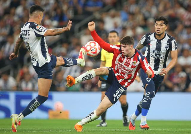 Monterrey's defender #21 Luis Reyes (L) and Guadalajara's forward #34 Armando Gonzalez fight for the ball during the Liga MX Clausura football match between Monterrey and Guadalajara at the BBVA Stadium in Monterrey, Mexico, on March 21, 2026. (Photo by Julio Cesar AGUILAR / AFP)