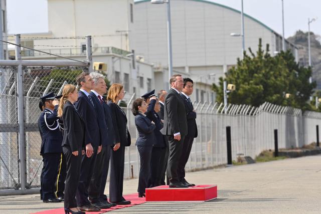 German Defence Minister Boris Pistorius (center-R) and Japan's Defence Minister Shinjiro Koizumi (R) attend a welcome ceremony at the Japan Maritime Self-Defence Force (JMSDF)'s naval base in Yokosuka, south of Tokyo on March 22, 2026. (Photo by Ng Han Guan / POOL / AFP)