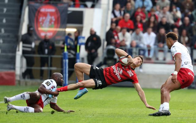Toulon's French wing Gael Drean (C) is tackled by Stade Français' Fijian winger Peniasi Dakuwaqa during the French Top 14 rugby union match between Rugby Club Toulonnais (Toulon) and Stade Francais (Paris) at Stade Mayol in Toulon, south-eastern France on March 21, 2026. (Photo by Pascal POCHARD-CASABIANCA / AFP)